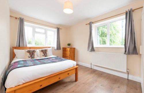 Burnt Oak House | Convenient 3-Bedroom Home, Just 25 Mins to Central London