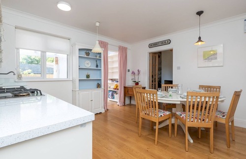 Combe Down House | Family-Friendly Retreat with Parking & Top Guest Ratings