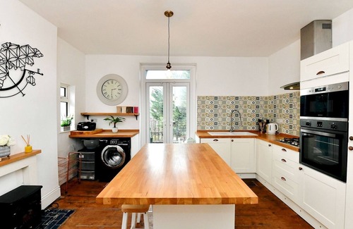 Adamsdown Apartment | Ideal 3 Bedroom Apartment Near City Centre with Breakfast