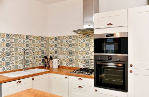 Adamsdown Apartment | Ideal 3 Bedroom Apartment Near City Centre with Breakfast