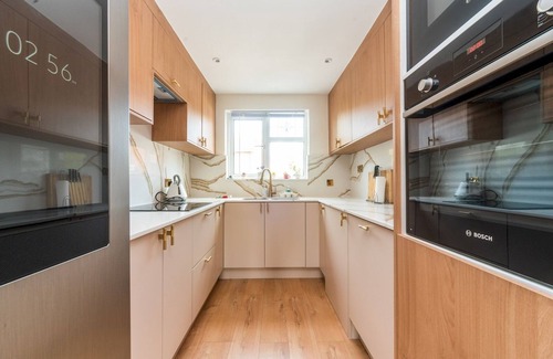 Thamesmead House | Cozy Family Retreat Near London Abbey Wood with Breakfast