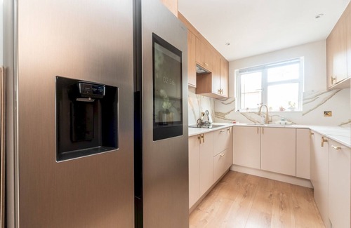 Thamesmead House | Cozy Family Retreat Near London Abbey Wood with Breakfast