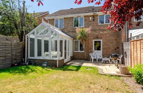 Walton-on-Thames House | Pass the Keys | Spacious 3BR Home w/Free Parking