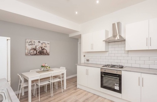 Chapeltown House | Pass the Keys | Retreat with Kitchen Amenities Near City Center