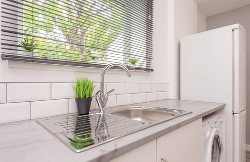 Chapeltown House | Pass the Keys | Retreat with Kitchen Amenities Near City Center