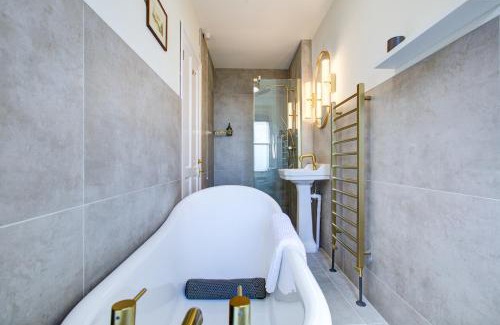 Leigh-on-Sea House | Discover Pass the Keys Cottage in Old Leigh - Pet Friendly Stay