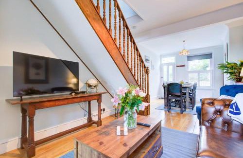 Leigh-on-Sea House | Discover Pass the Keys Cottage in Old Leigh - Pet Friendly Stay