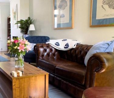 Leigh-on-Sea House | Discover Pass the Keys Cottage in Old Leigh - Pet Friendly Stay