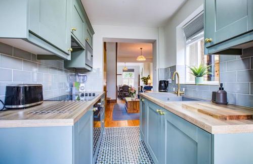 Leigh-on-Sea House | Discover Pass the Keys Cottage in Old Leigh - Pet Friendly Stay