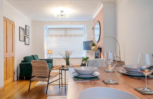 Belfast House | Top-Rated 2BR Townhouse in Belfast's Prime Location