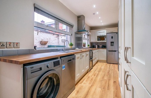 Belfast House | Top-Rated 2BR Townhouse in Belfast's Prime Location
