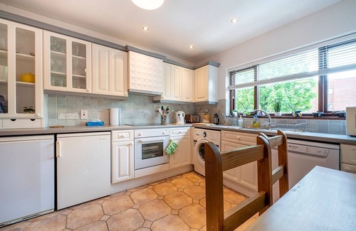 Queens Quarter Apartment | Relax in Leafy South Belfast: 3 BR Apt with Great Amenities