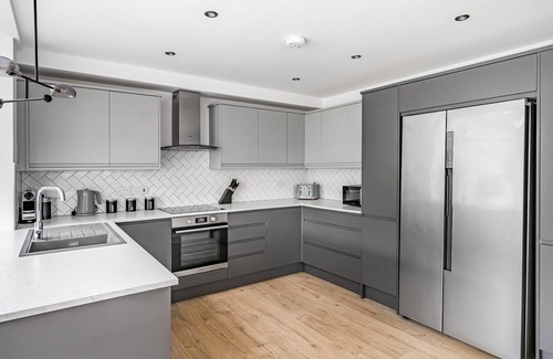 Iffley House | Modern 4-Bed Retreat with Garden and Convenient Parking