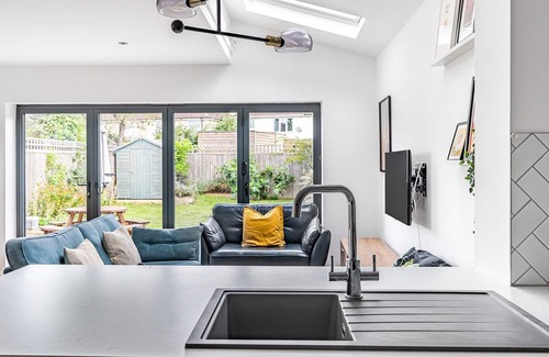 Iffley House | Modern 4-Bed Retreat with Garden and Convenient Parking