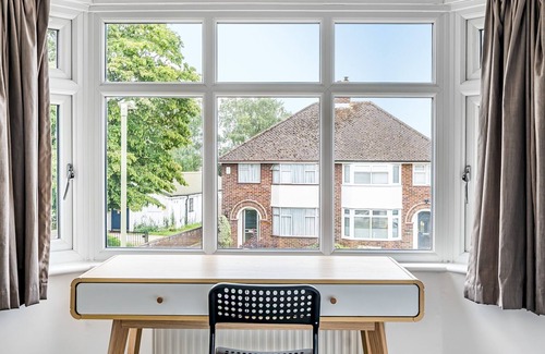 Iffley House | Modern 4-Bed Retreat with Garden and Convenient Parking