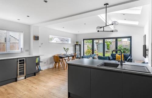 Iffley House | Modern 4-Bed Retreat with Garden and Parking - Family-Friendly