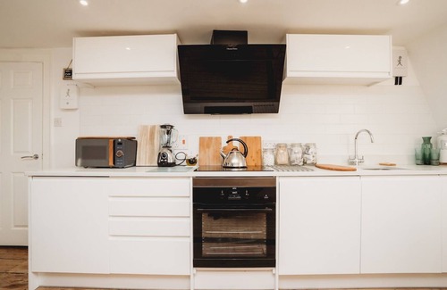 Bath City Centre Apartment | Experience Eco Living in Bath | 2 Bed Flat with Kitchen