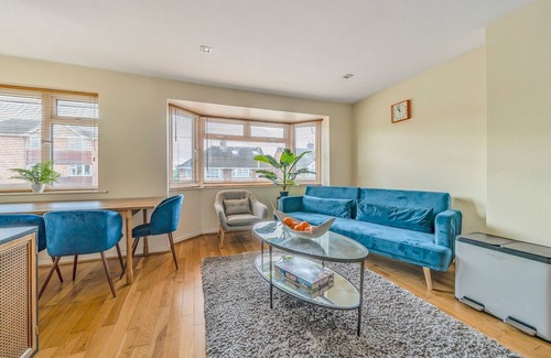 Headington Apartment | Explore Oxford: Stylish 2BR Apartment with Parking