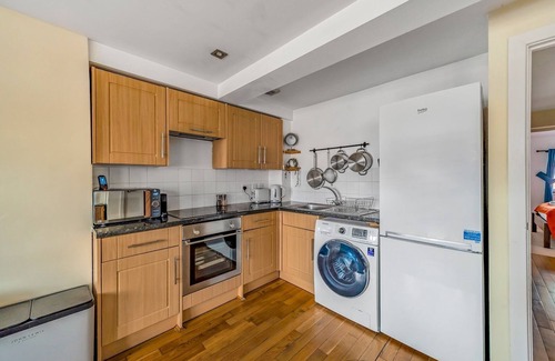 Headington Apartment | Explore Oxford: Stylish 2BR Apartment with Parking