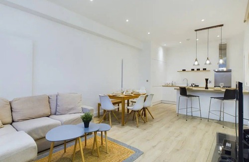 Weavers Apartment | Stylish 4-Bed, 3-Bath Haven in Trendy Shoreditch Area