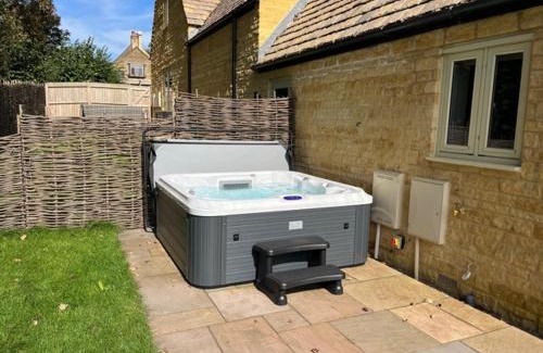 Ebrington House | Stylish Cottage Retreat with Hot Tub & 9.8/10 Guest Rating