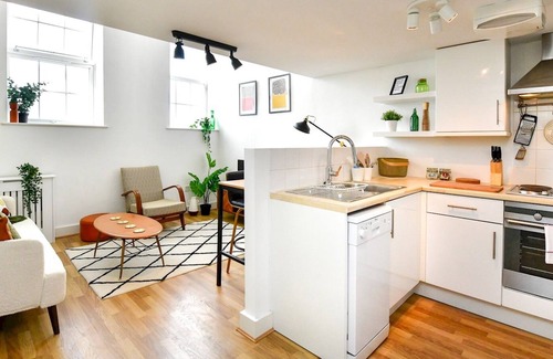 St. Thomas Apartment | Pass the Keys | The Bay Boutique-1 bed loft apartment with parking