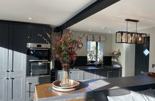 Hayfield House | Romantic Escape at The Cosy with Hot Tub for Two