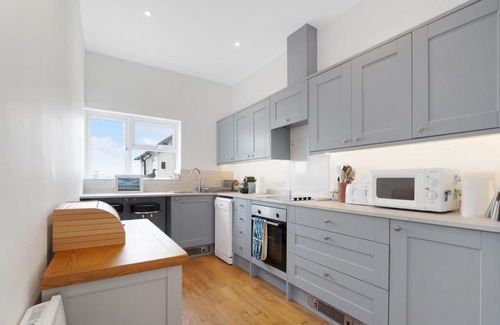 Borth House | Discover The Green Dolphin: A Beach House Retreat