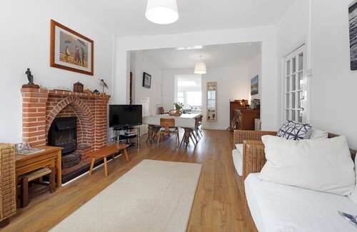 Borth House | Discover The Green Dolphin: A Beach House Retreat