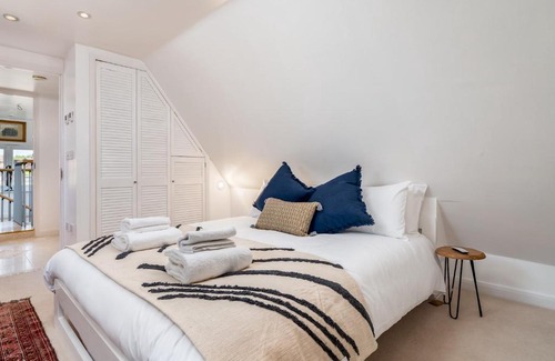 Hartwell House | Relax at The Sculptors Cottage: Family & Pet Friendly Retreat
