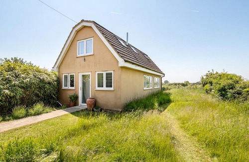 Hartwell House | Relax at The Sculptors Cottage: Family & Pet Friendly Retreat
