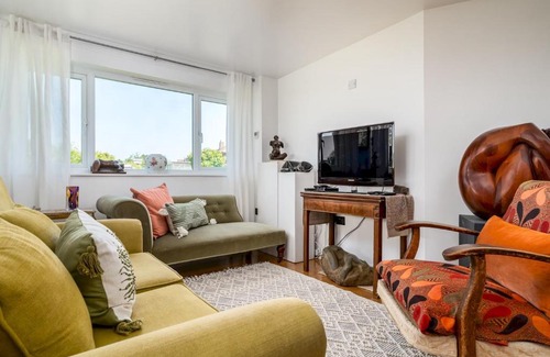 Hartwell House | Relax at The Sculptors Cottage: Family & Pet Friendly Retreat
