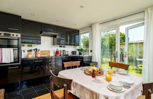Hartwell House | Relax at The Sculptors Cottage: Family & Pet Friendly Retreat