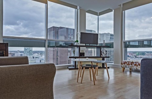 Theatreland Birmingham Apartment | Sky-High Penthouse with Central City Views for Families