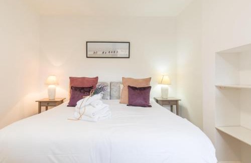 Sunninghill House | Chic 1 Bed Flat in Quaint Sunninghill Village - Family Friendly