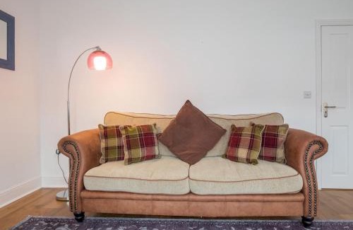 Sunninghill House | Chic 1 Bed Flat in Quaint Sunninghill Village - Family Friendly
