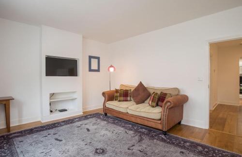 Sunninghill House | Chic 1 Bed Flat in Quaint Sunninghill Village - Family Friendly