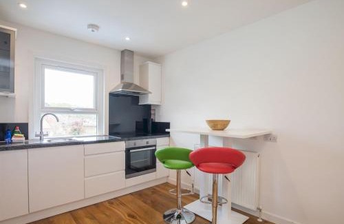 Sunninghill House | Chic 1 Bed Flat in Quaint Sunninghill Village - Family Friendly