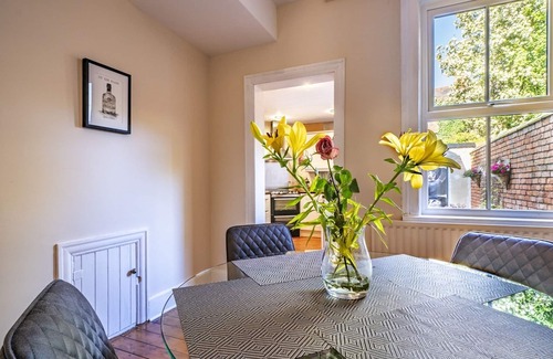 Belfast House | Charming 3BR Townhouse Near Cafes | Guest Rated 9.6/10