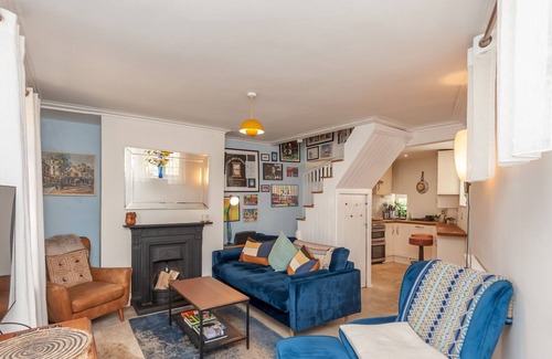 Headingley House | Guest Rated 10/10 | Wonky Cottage with a Beautiful Garden