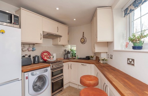 Headingley House | Guest Rated 10/10 | Wonky Cottage with a Beautiful Garden