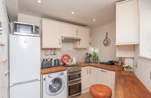 Headingley House | Guest Rated 10/10 | Wonky Cottage with a Beautiful Garden