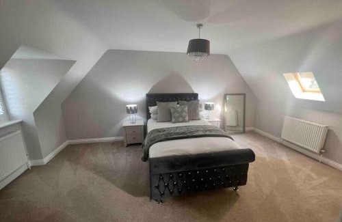 Filby House | Relax at Passing Moon - Filby with Hot Tub & Pet Friendly