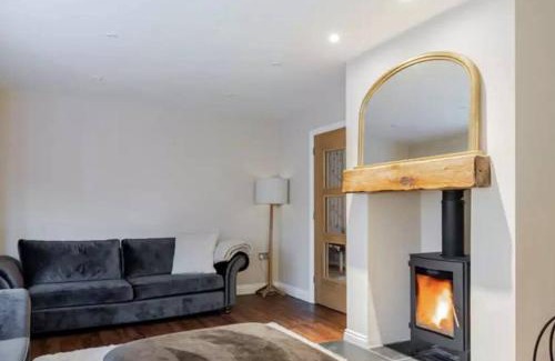 Filby House | Relax at Passing Moon - Filby with Hot Tub & Pet Friendly