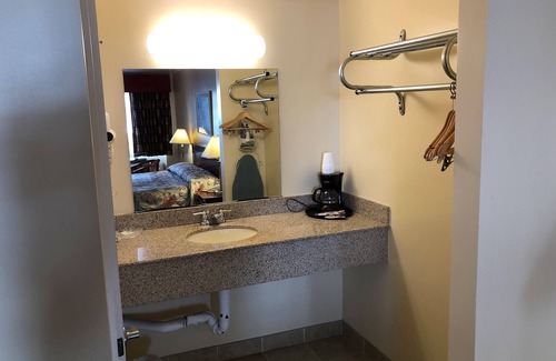 Somers Point Hotel | Family-Friendly Passport Inn Somers Point with Pool & Breakfast