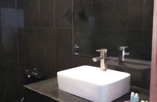 Taphul Village Area Hostel | Guest Rated 10/10: Passport Villa with Pool & Restaurant