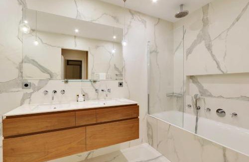 16th Arrondissement Apartment | Urban Retreat with Private Garden in the Heart of 16th