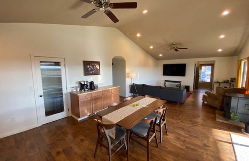 Terrebonne House | Picturesque Retreat with Mountain Views & Family-Friendly Perks