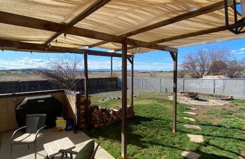 Terrebonne House | Picturesque Retreat with Mountain Views & Family-Friendly Perks