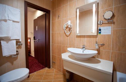 Szentendrei Hotel | Experience Patak Park Hotel Visegrád: Oceanfront Bliss Awaits